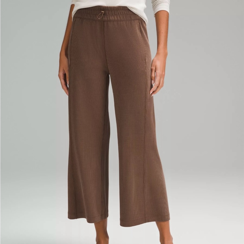 Lululemon ribbed softstreme cropped pant